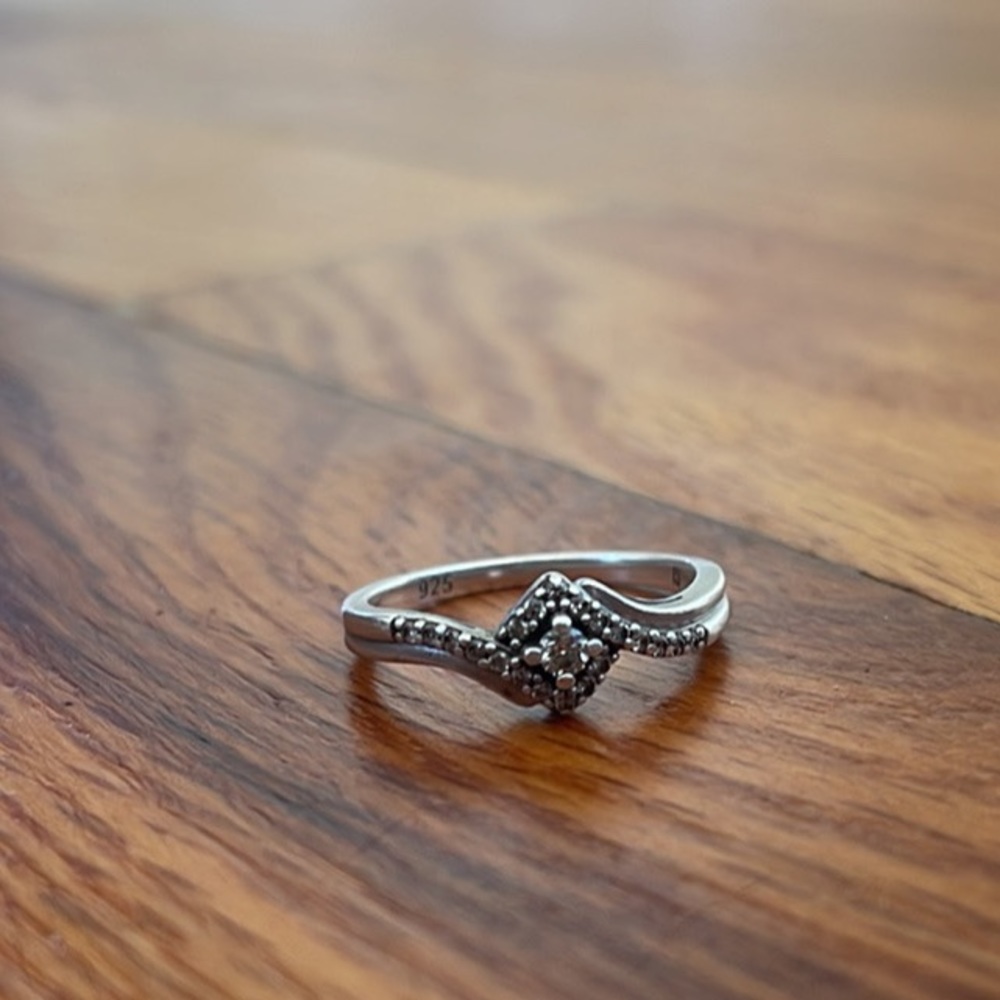 COPY - 1.5 carrot diamond ring *1 carrot in the center and .5 along the band